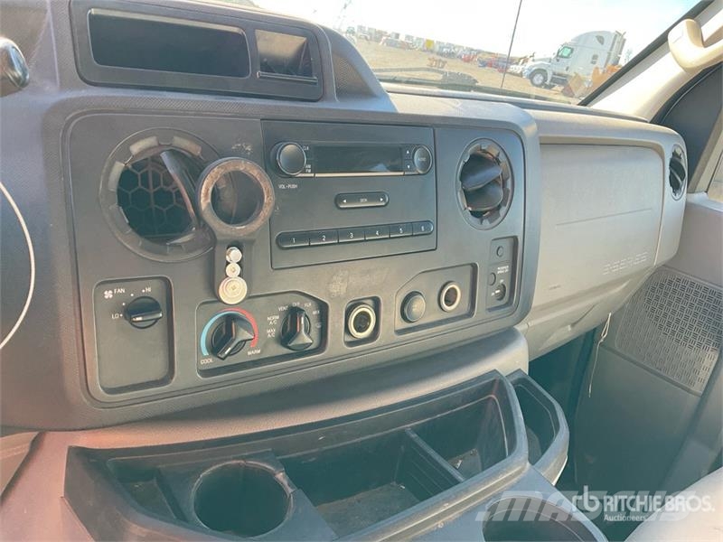 Ford E-250 大型面包车