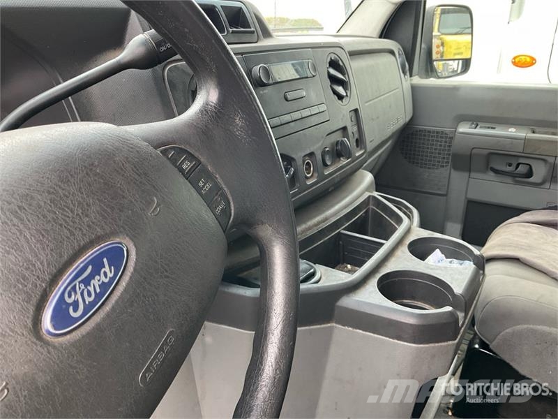 Ford E-250 Панельні фургони