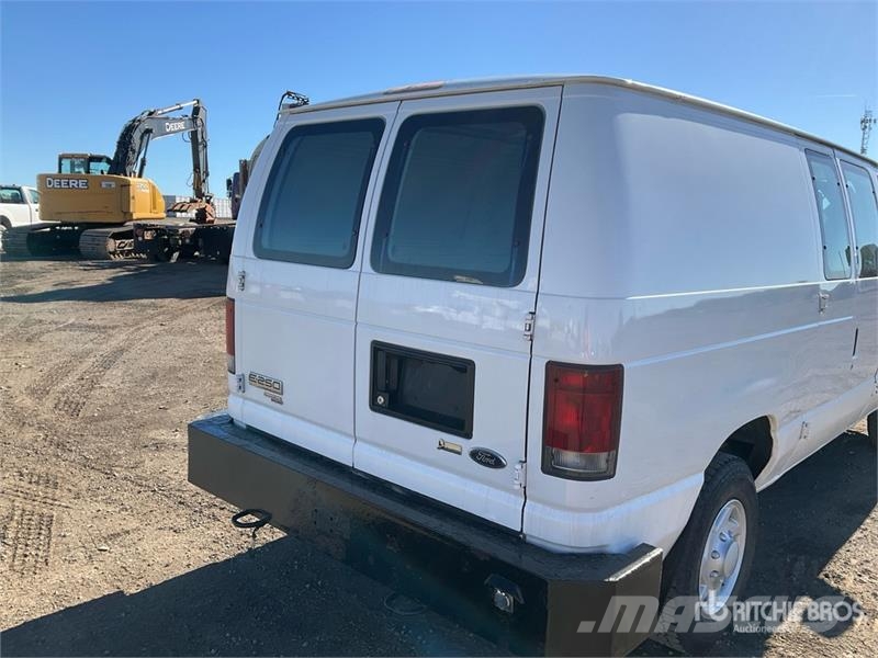 Ford E-250 大型面包车