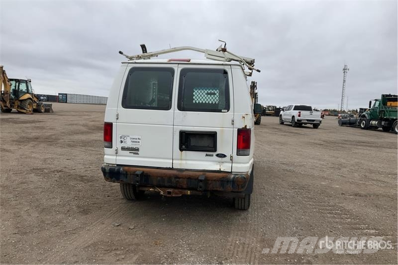 Ford E-250 Панельні фургони