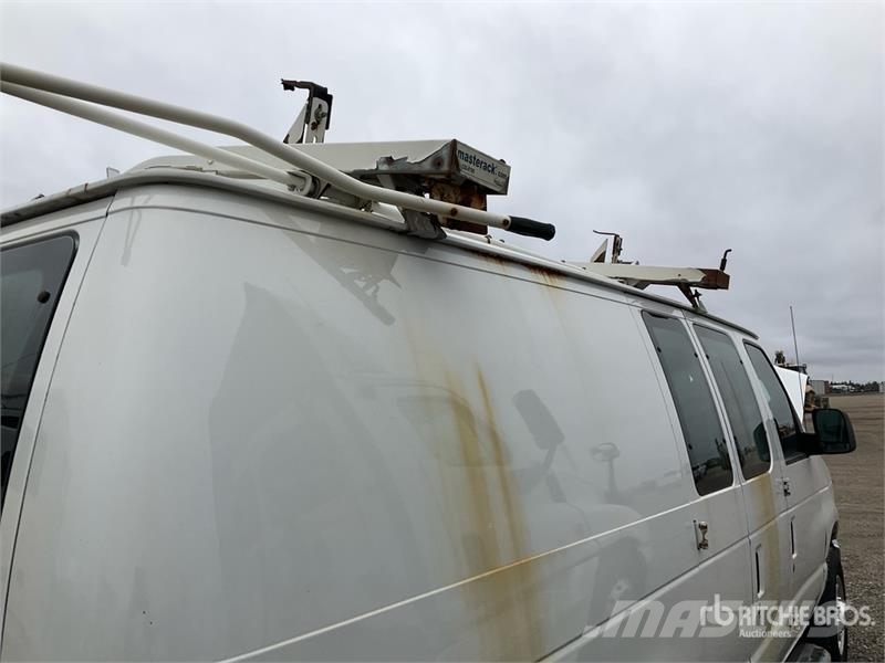 Ford E-250 Панельні фургони