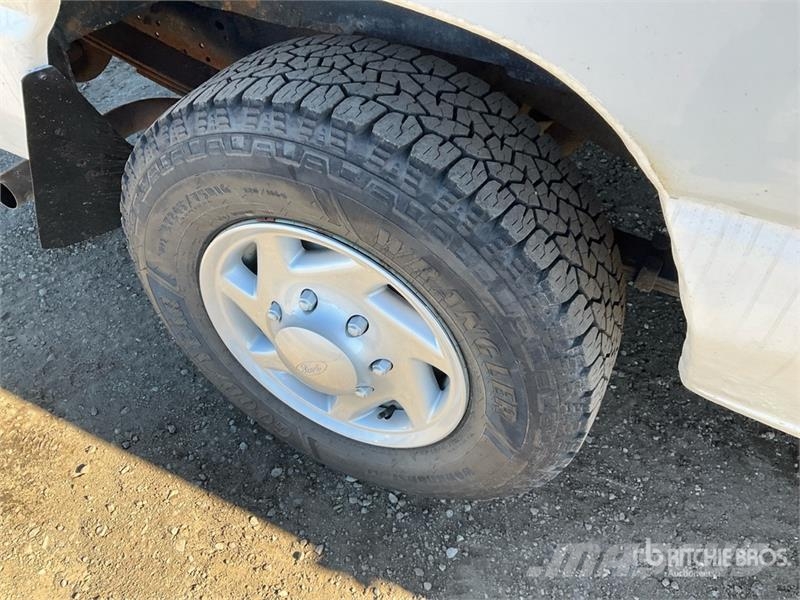 Ford E-250 大型面包车