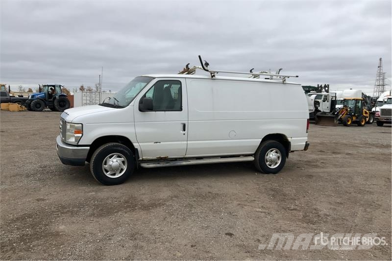Ford E-250 Панельні фургони
