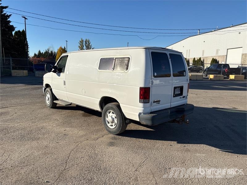 Ford E-250 大型面包车