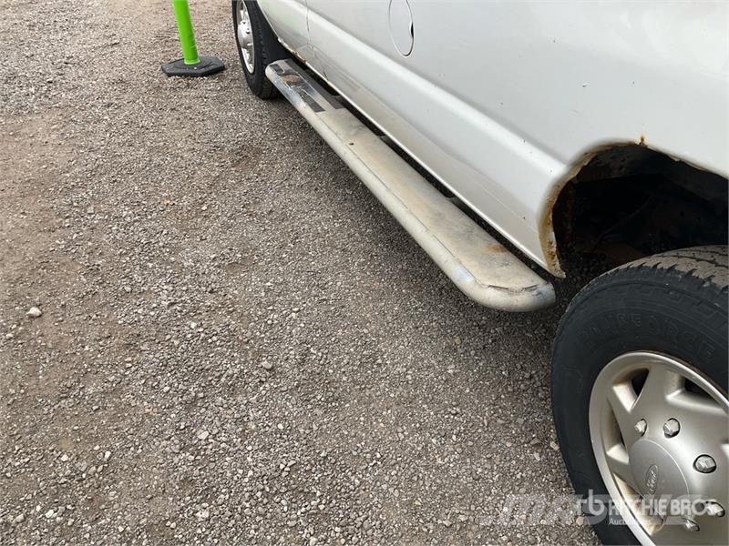Ford E-250 Панельні фургони