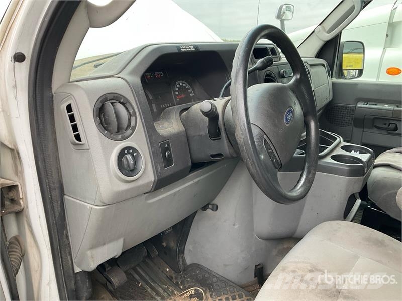 Ford E-250 Панельні фургони