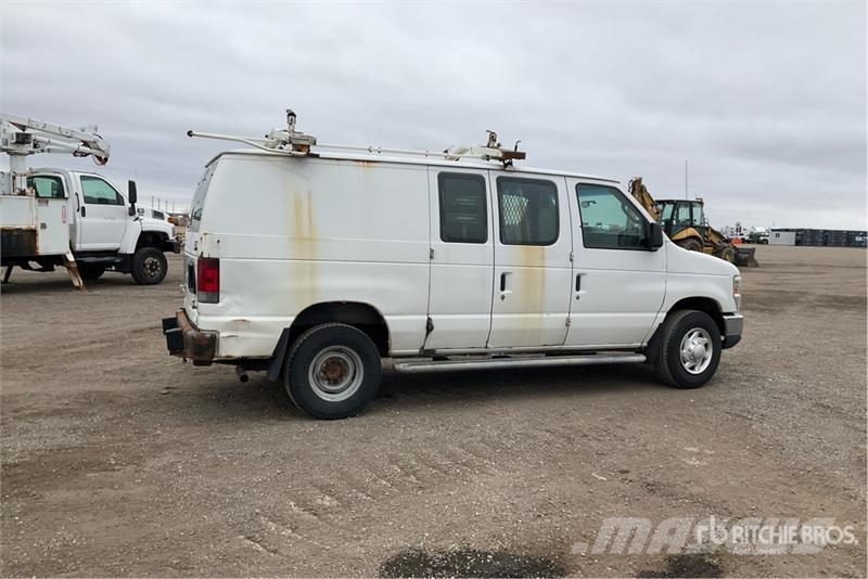 Ford E-250 Панельні фургони