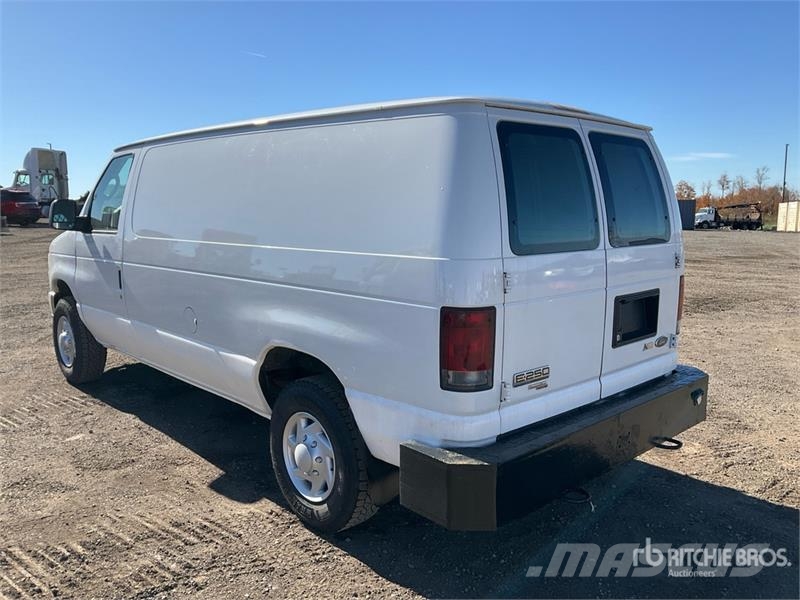 Ford E-250 大型面包车