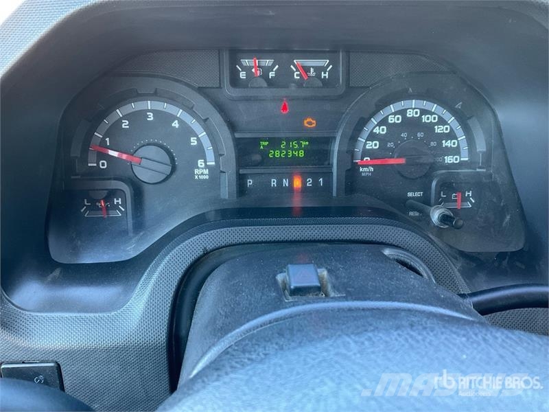 Ford E-250 大型面包车