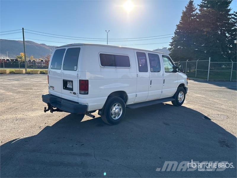 Ford E-250 大型面包车