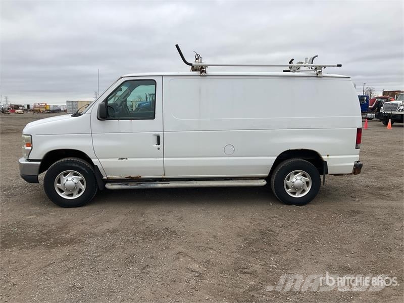 Ford E-250 Панельні фургони