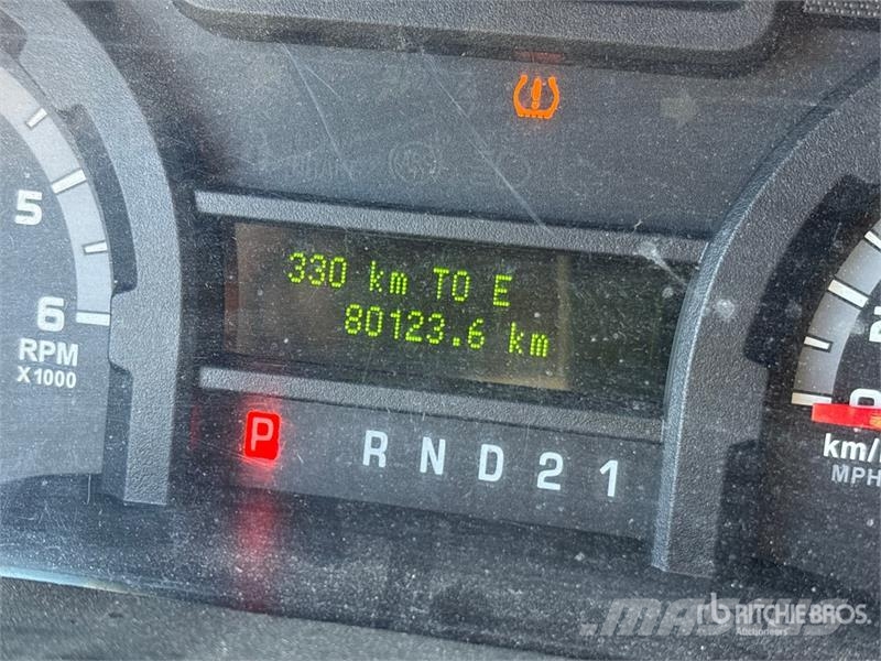 Ford E-250 大型面包车