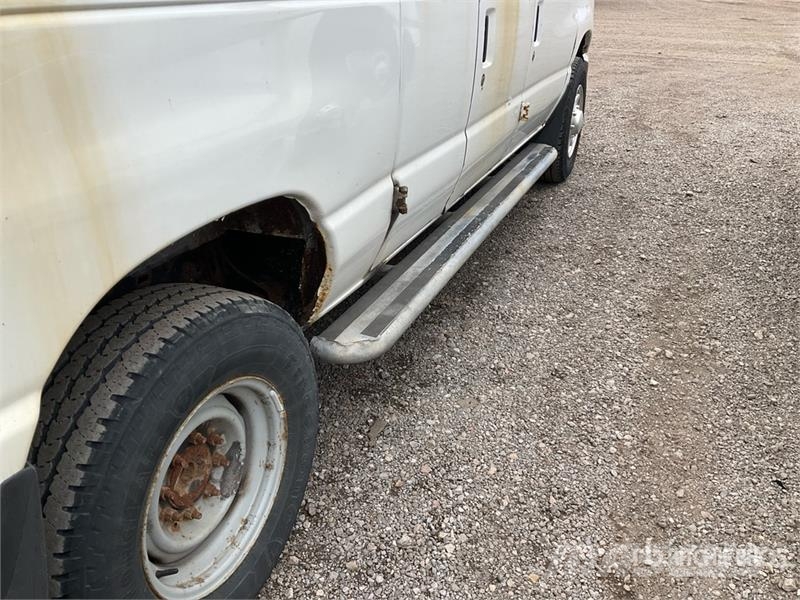 Ford E-250 Панельні фургони