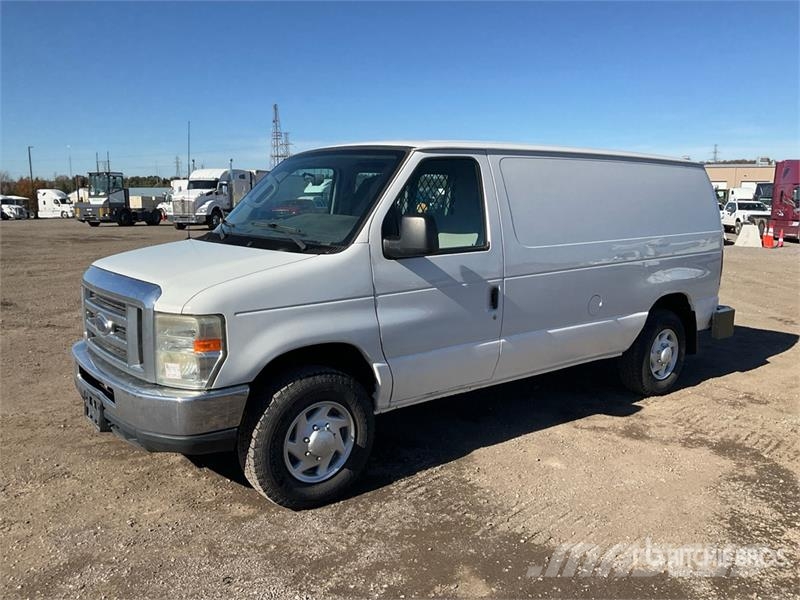 Ford E-250 大型面包车