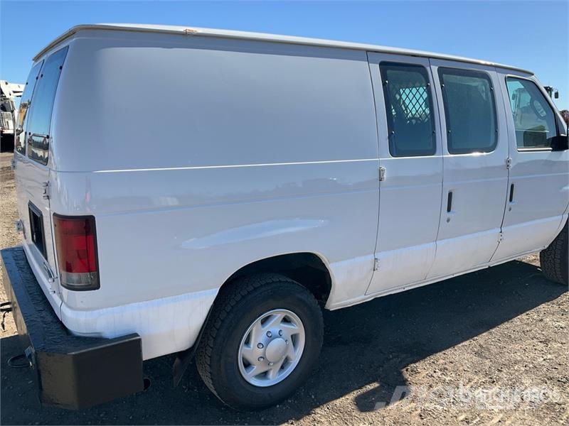 Ford E-250 大型面包车