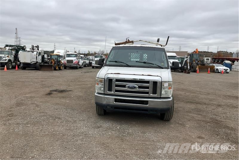 Ford E-250 Панельні фургони