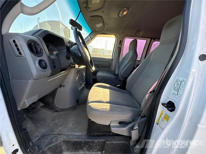 Ford E-250 大型面包车
