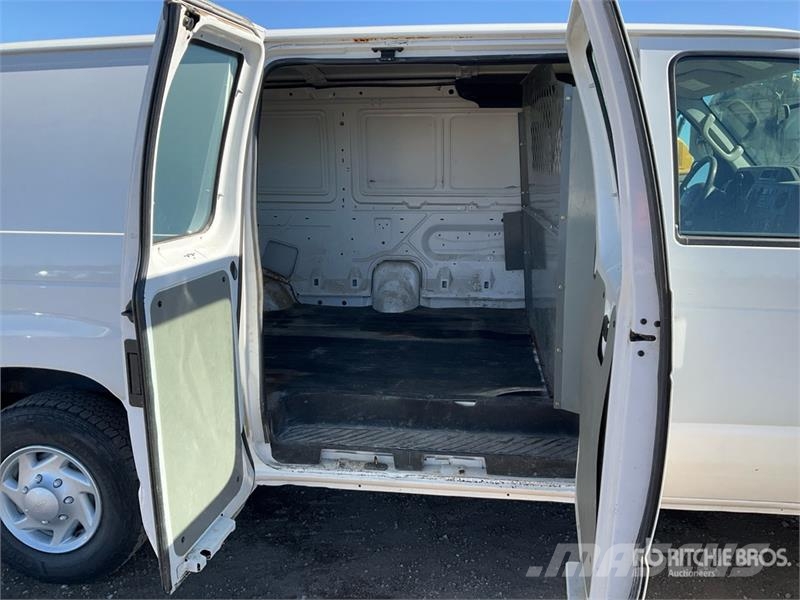 Ford E-250 大型面包车