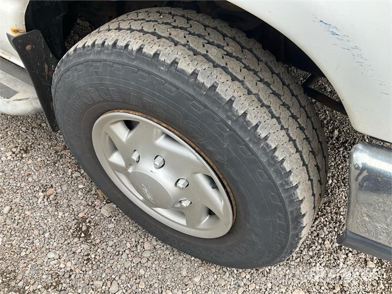 Ford E-250 Панельні фургони