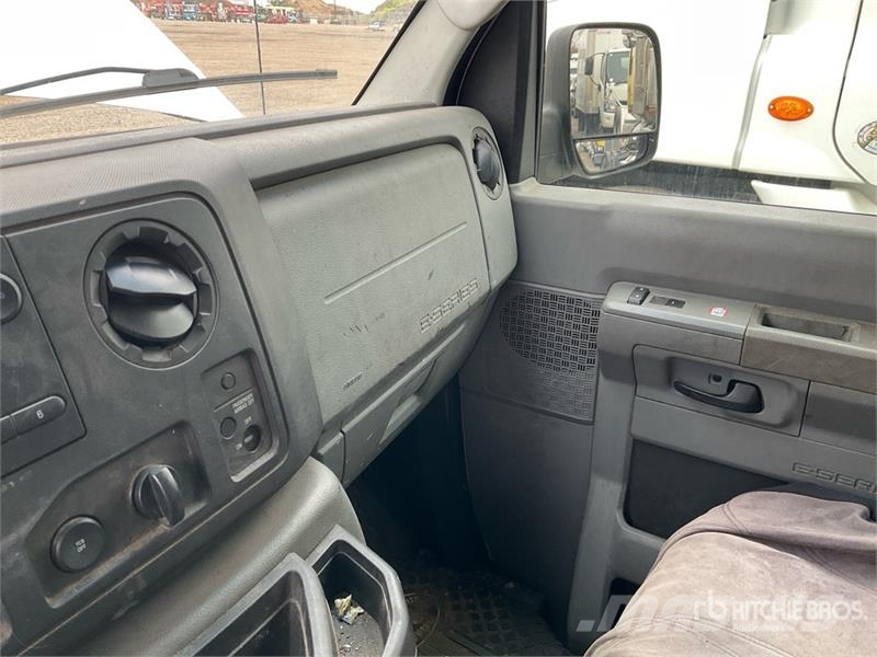 Ford E-250 Панельні фургони