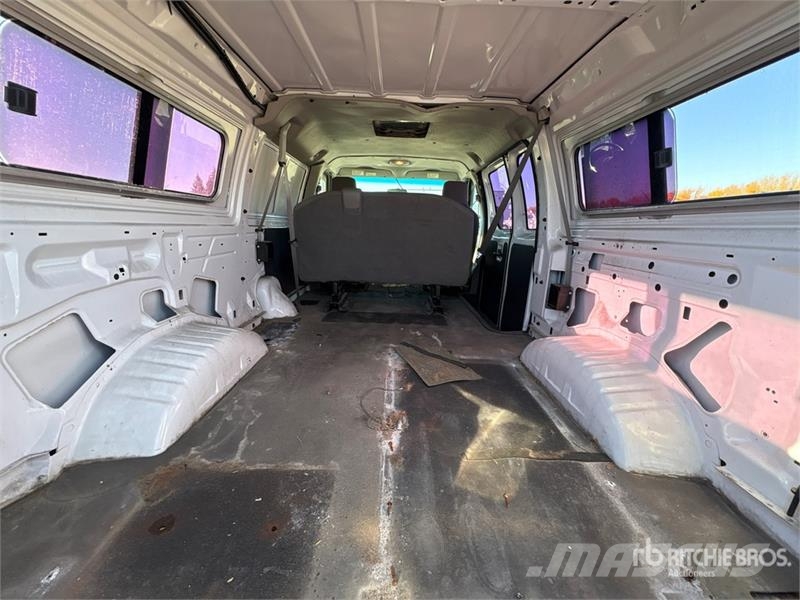 Ford E-250 大型面包车