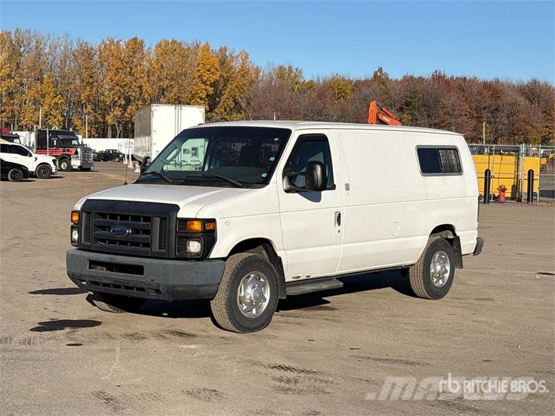 Ford E-250 大型面包车