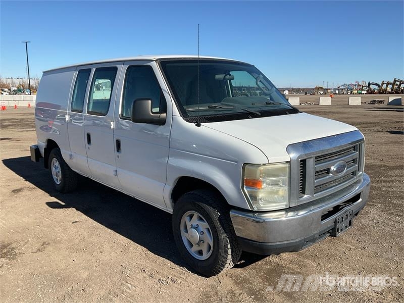 Ford E-250 大型面包车