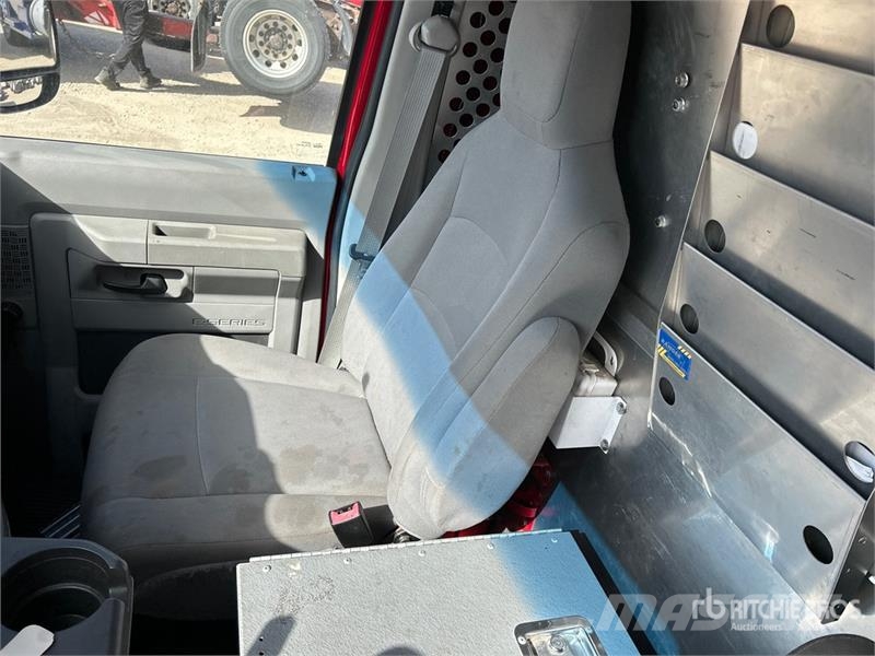 Ford E-250 Panel vans