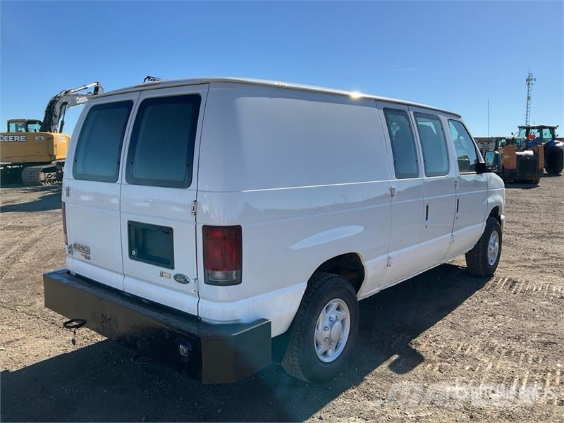 Ford E-250 大型面包车