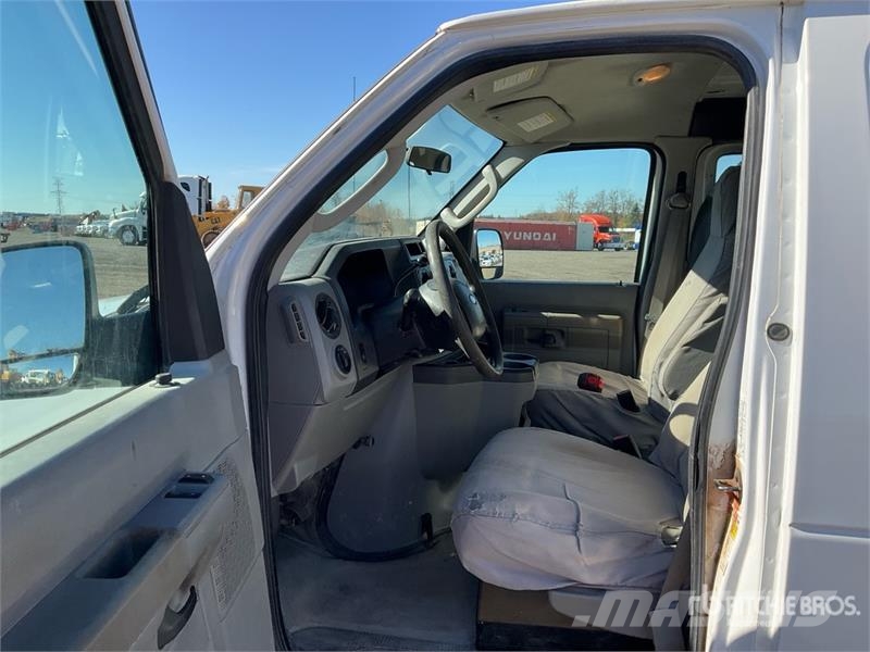 Ford E-250 大型面包车