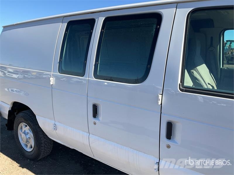 Ford E-250 大型面包车