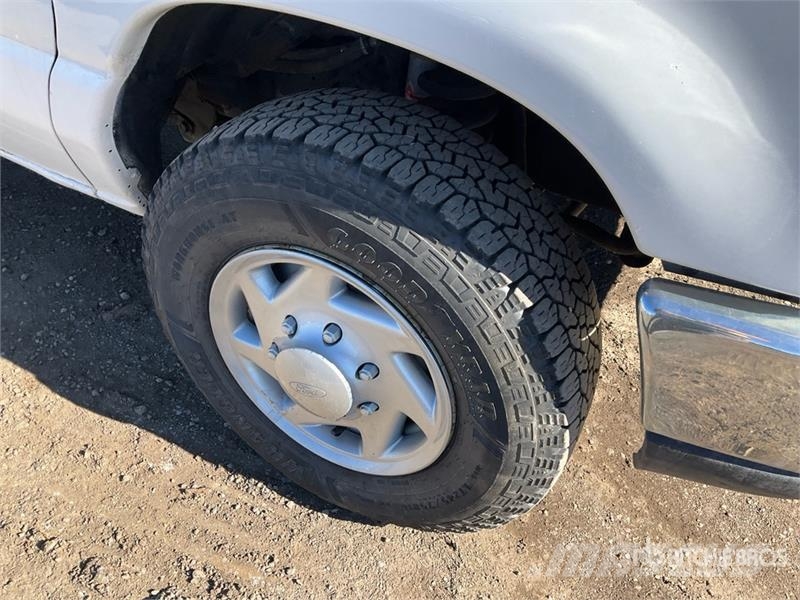 Ford E-250 大型面包车