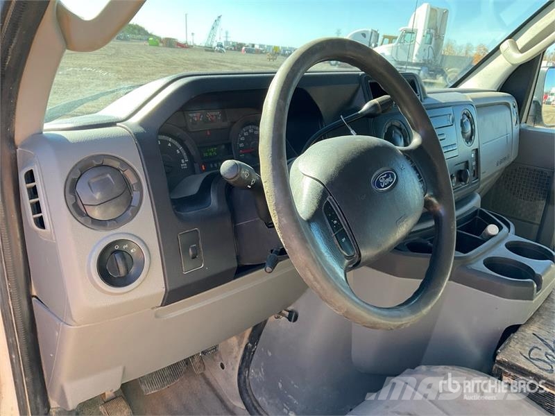 Ford E-250 Carrinhas de caixa fechada