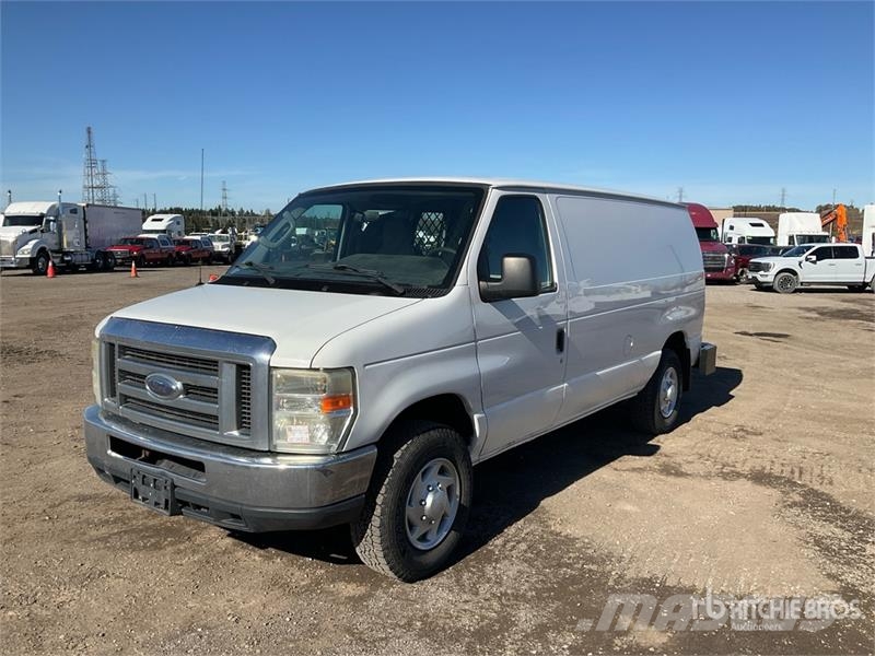 Ford E-250 大型面包车