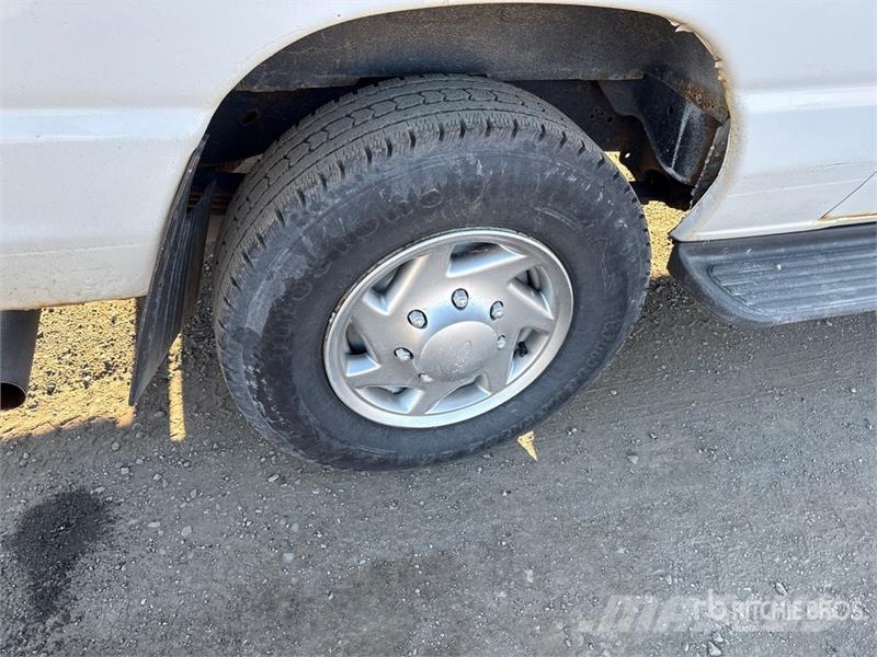 Ford E-250 大型面包车