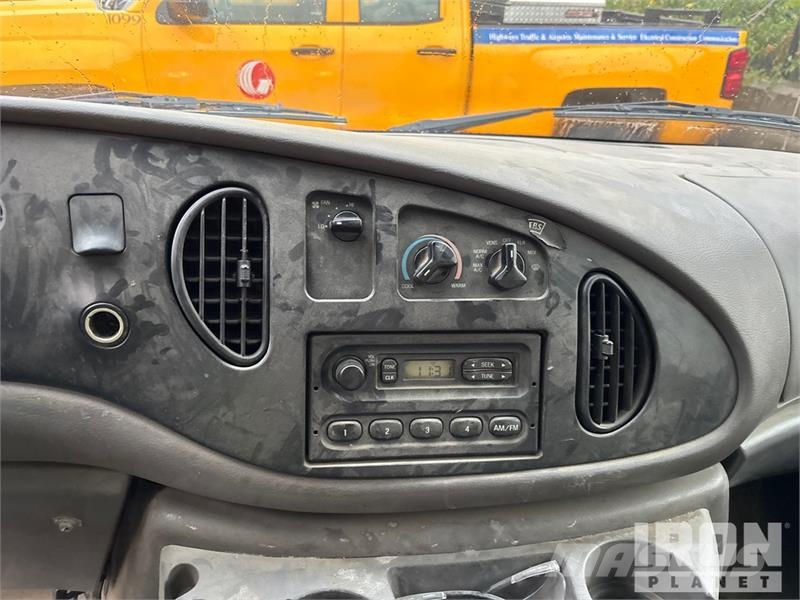 Ford E-350 4x2 Van Truck Sanduk kamioni