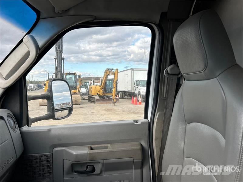 Ford E-350 4x2 Van Truck شاحنات ذات هيكل صندوقي