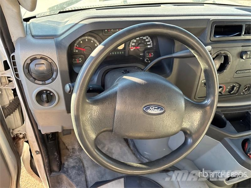 Ford E-350 4x2 Van Truck Dobozos teherautók