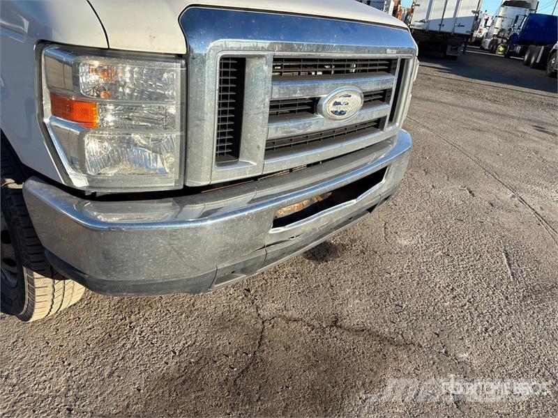 Ford E-350 4x2 Van Truck Dobozos teherautók