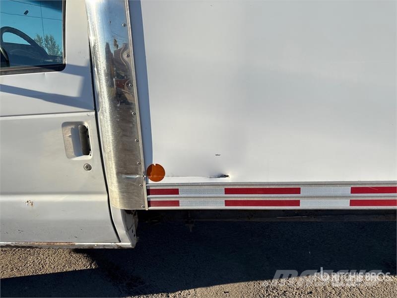 Ford E-350 4x2 Van Truck Dobozos teherautók