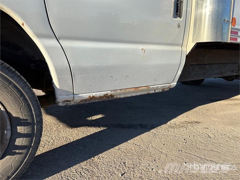 Ford E-350 4x2 Van Truck Dobozos teherautók