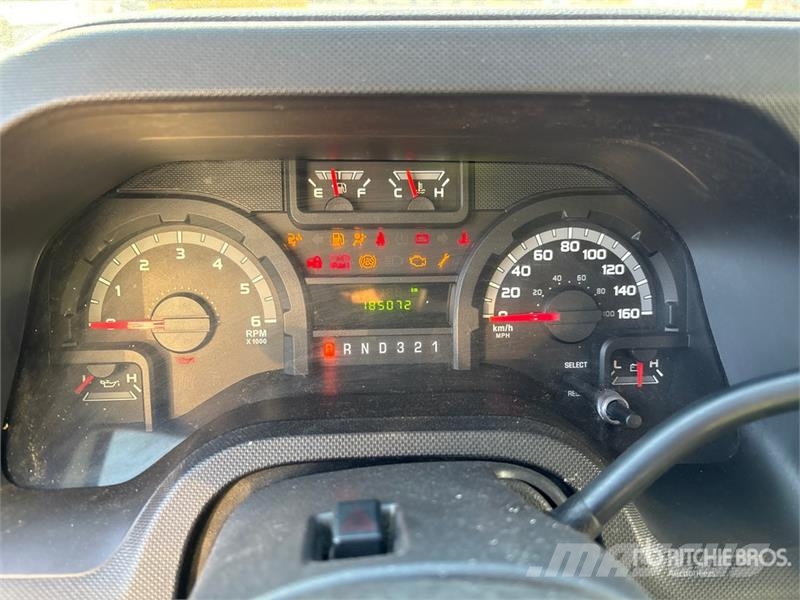 Ford E-350 4x2 Van Truck Dobozos teherautók