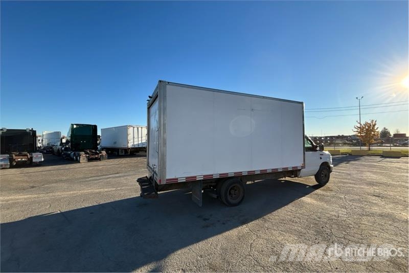 Ford E-350 4x2 Van Truck Dobozos teherautók