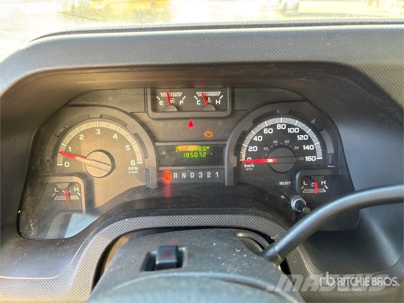 Ford E-350 4x2 Van Truck Dobozos teherautók