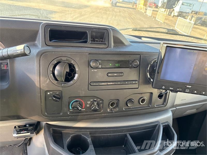 Ford E-350 4x2 Van Truck Dobozos teherautók