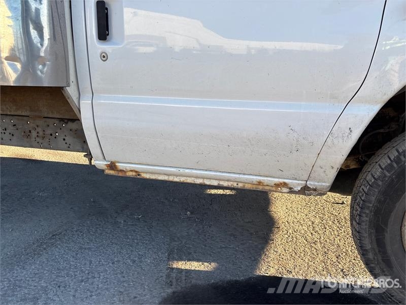 Ford E-350 4x2 Van Truck Dobozos teherautók