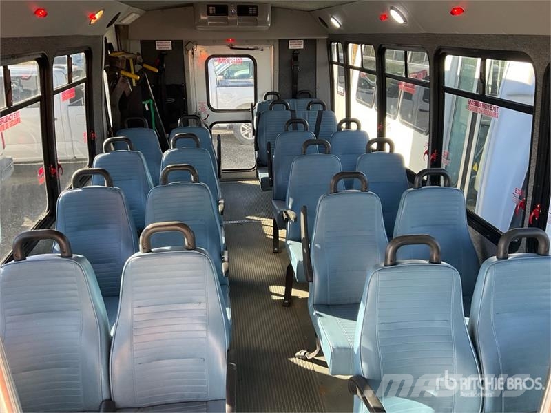 Ford E-450 4x2 20-Seat Mini Bus Minibusse