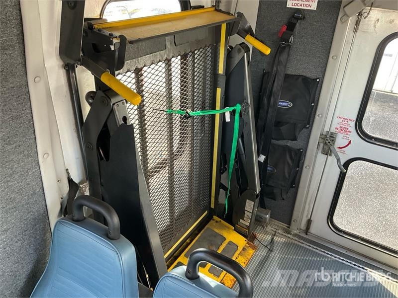 Ford E-450 4x2 20-Seat Mini Bus Minibusse