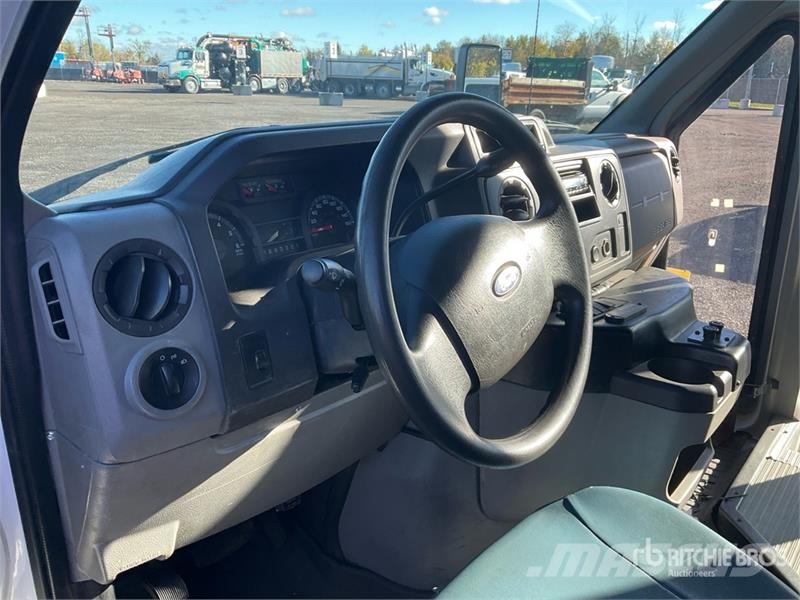 Ford E-450 4x2 20-Seat Mini Bus Minibusse
