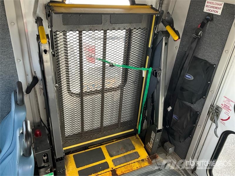 Ford E-450 4x2 20-Seat Mini Bus Minibusse